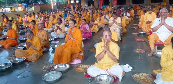 श्राद्ध तर्पण करते हुए श्राद्ध तर्पण करते हुए