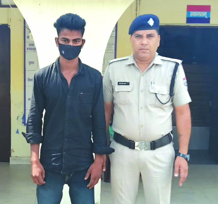 पुलिस गिरफ्त में आरोपित