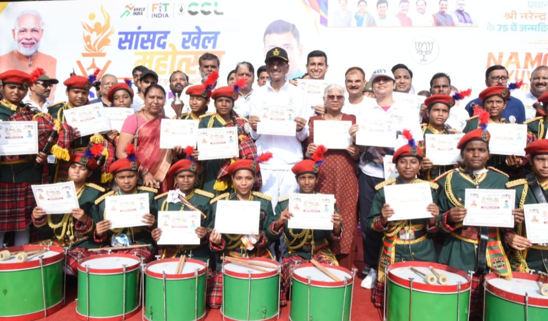 केंद्रीय रक्षा राज्य मंत्री बैंड डिस्प्ले के बाद छात्राओं के साथ केंद्रीय रक्षा राज्य मंत्री बैंड डिस्प्ले के बाद छात्राओं के साथ