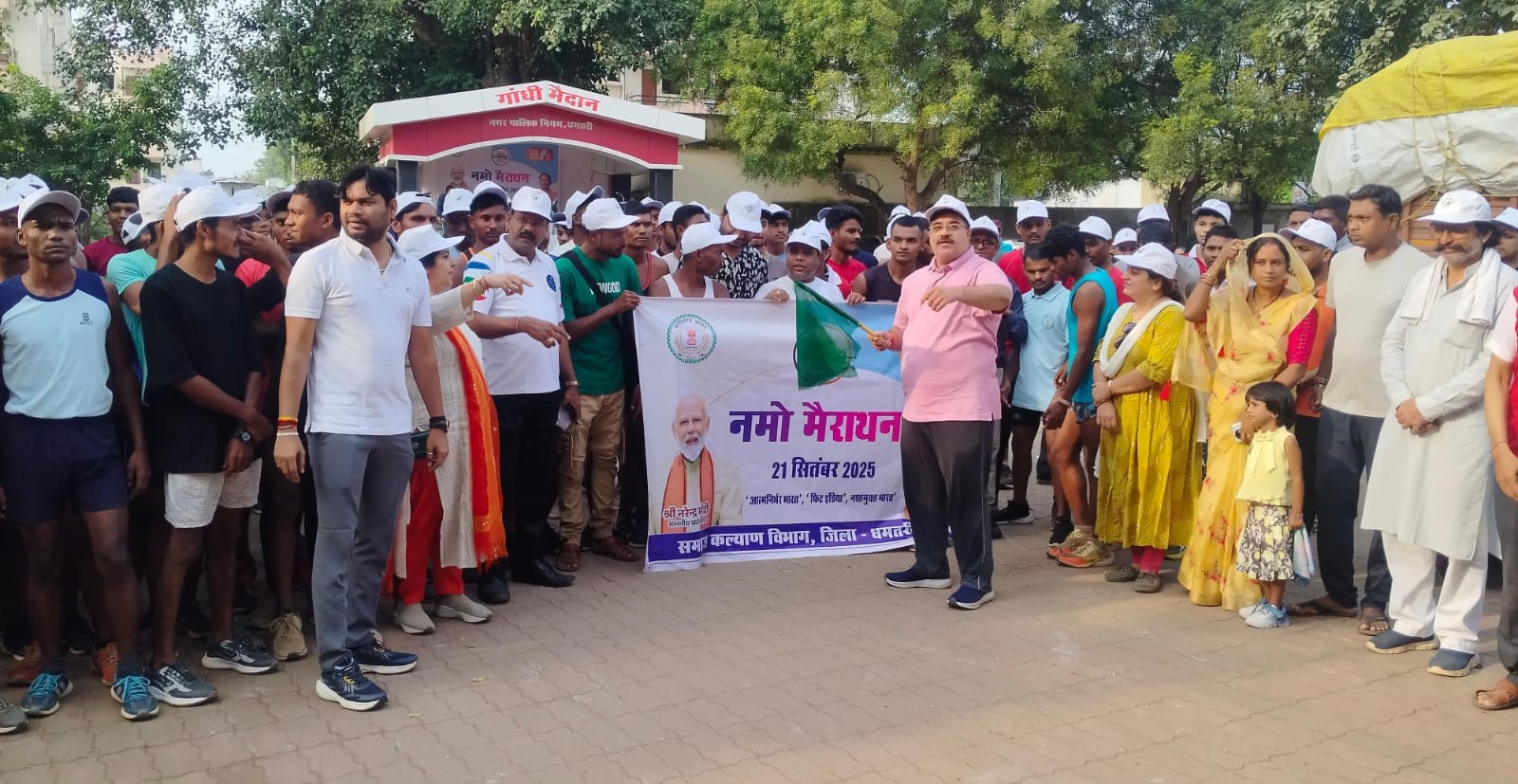 नमो मैराथन को हरी झंडी दिखाते हुए महापौर रामू रोहरा।