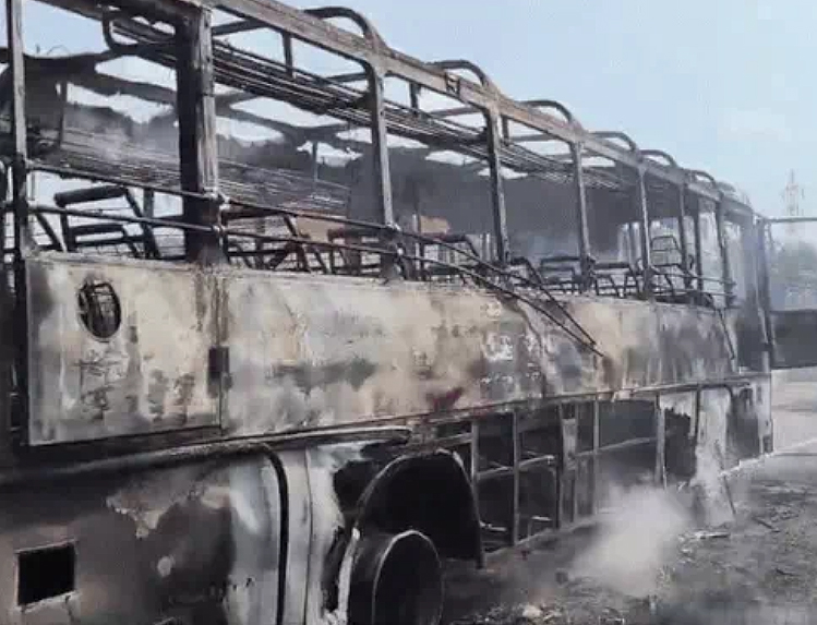 यात्रियों से भरी अजमेर से आ रही रोडवेज बस में लगी आग के बाद यात्रियों को सुरक्षित नीचे उतारा