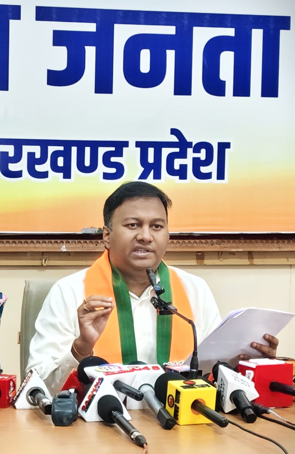 प्रेस वार्ता करते भाजपा प्रवक्ता अजय साह