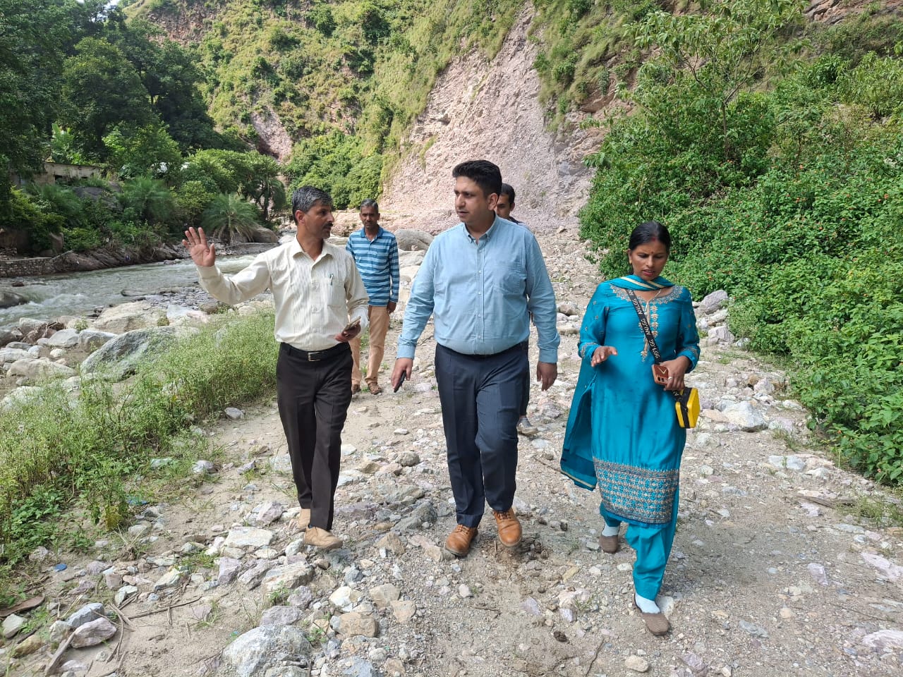 आपदा प्रभावित क्षेत्र का दौरा करते हुए।