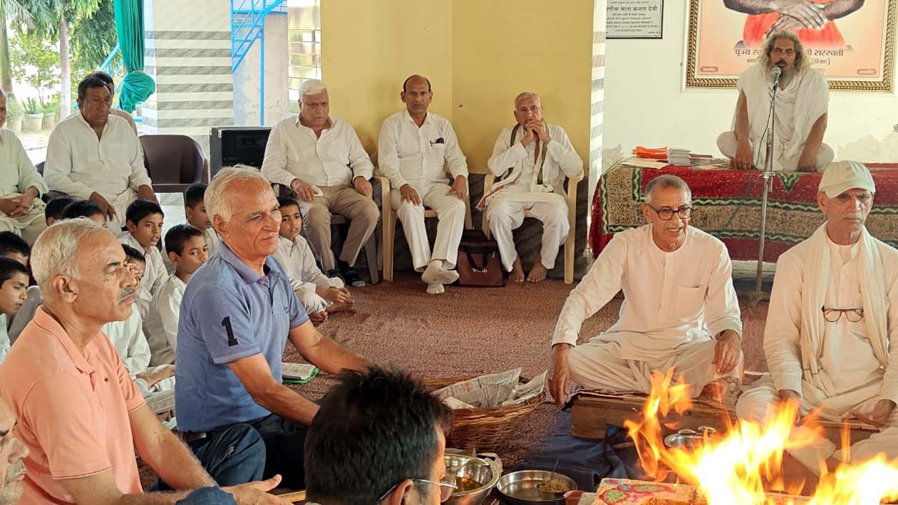 कार्यक्रम में उपस्थित अतिथिण एवं यज्ञ में आहुति डालते यजमान।