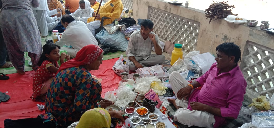 पिंडतारक तीर्थ पर स्नान करते श्रद्धालु।