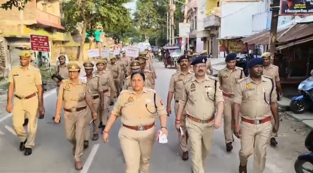 पुलिस कर्मियों के साथ पैदल मार्च करती हुईएसपी