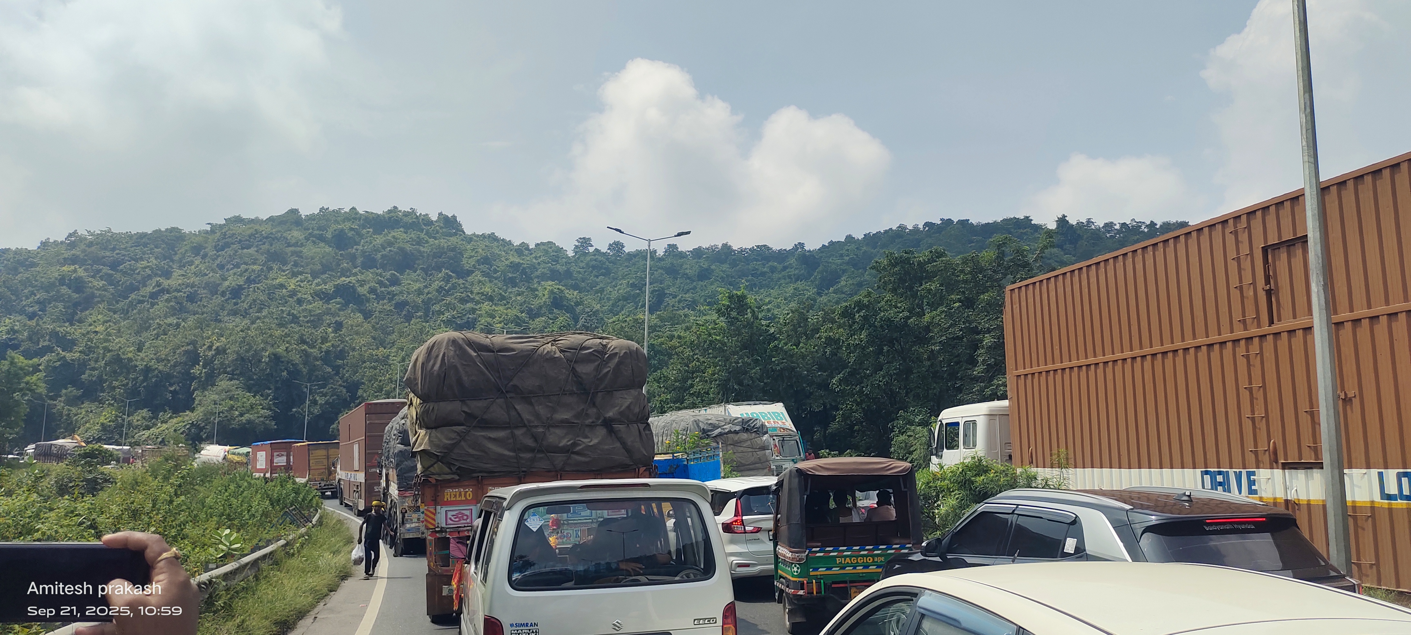 जाम की वजह से परेशान हुए यात्री
