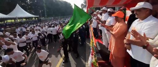 नमो मैराथन को हरी झण्डी दिखाते मुख्यमंत्री