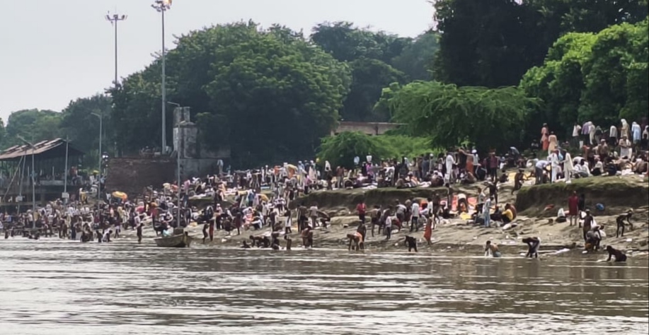 रामगया घाट पर तर्पण को जुटे श्रद्धालु।