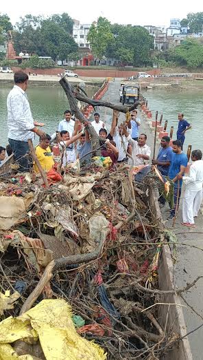 शिवना नदी से एक ट्राली कचरा निकाल, पशुपतिनाथ मंदिर के घाटों को किया साफ