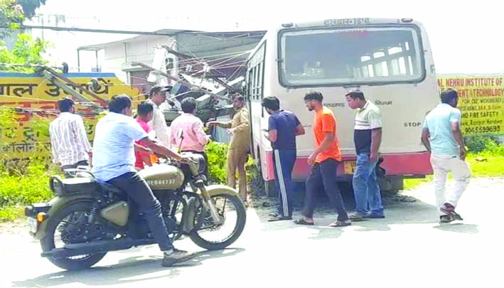 ट्रांसफॉर्मर में घुसी बस