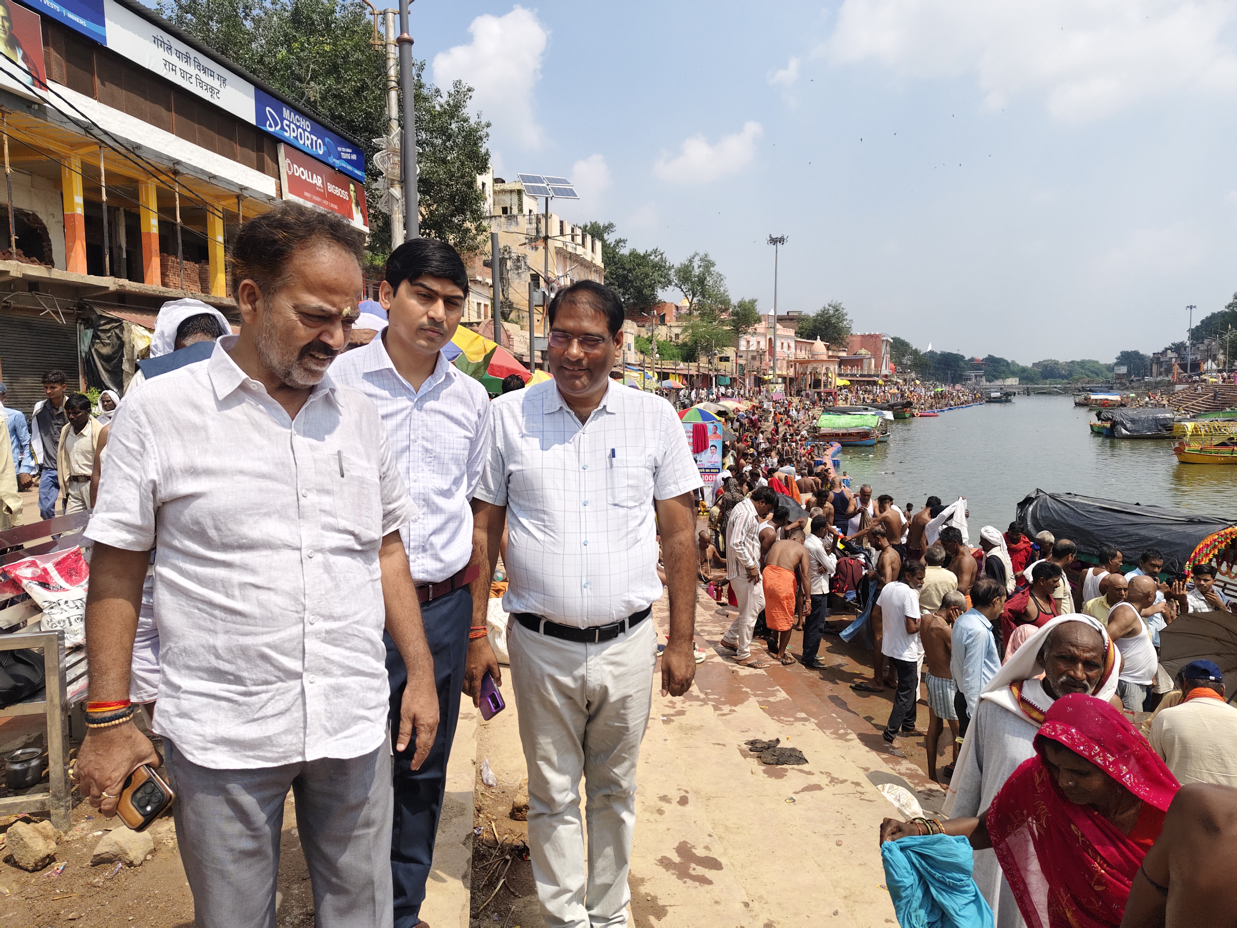 पितृ विसर्जनी अमावस्या पर लाखों श्रद्धालुओं ने चित्रकूट पहुंच देव गंगा मंदाकिनी में किया पितरों का तर्पण