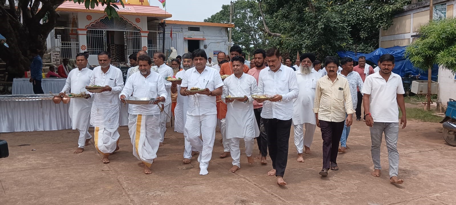 स्वर्गधाम सेवा समिति के पदाधिकारी 690 अनजान मृतकों का तर्पण कर सामूहिक पिंडदान करने जाते हुए।