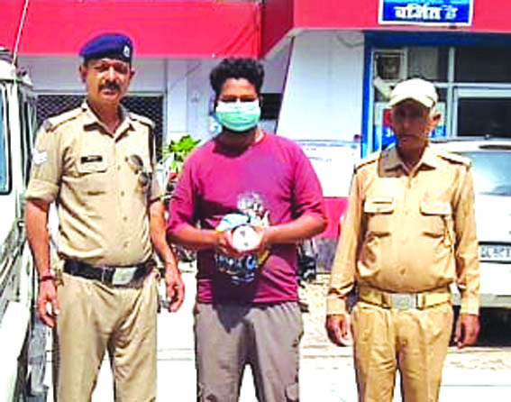 पुलिस गिरफ्त में आरोपित
