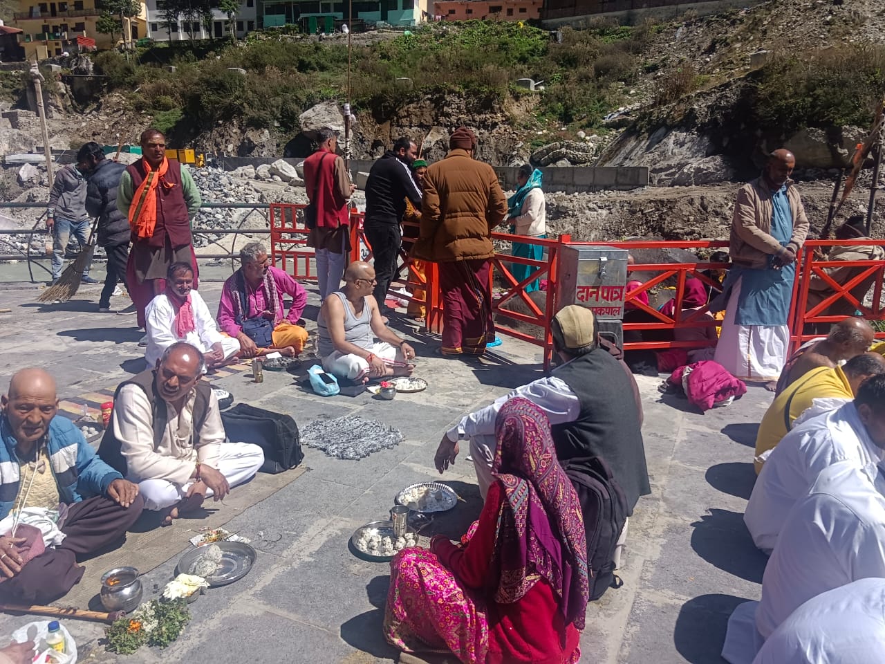 बद्रीनाथ में पितरों को तर्पण करते श्रद्धालु। बद्रीनाथ में पितरों को तर्पण करते श्रद्धालु।