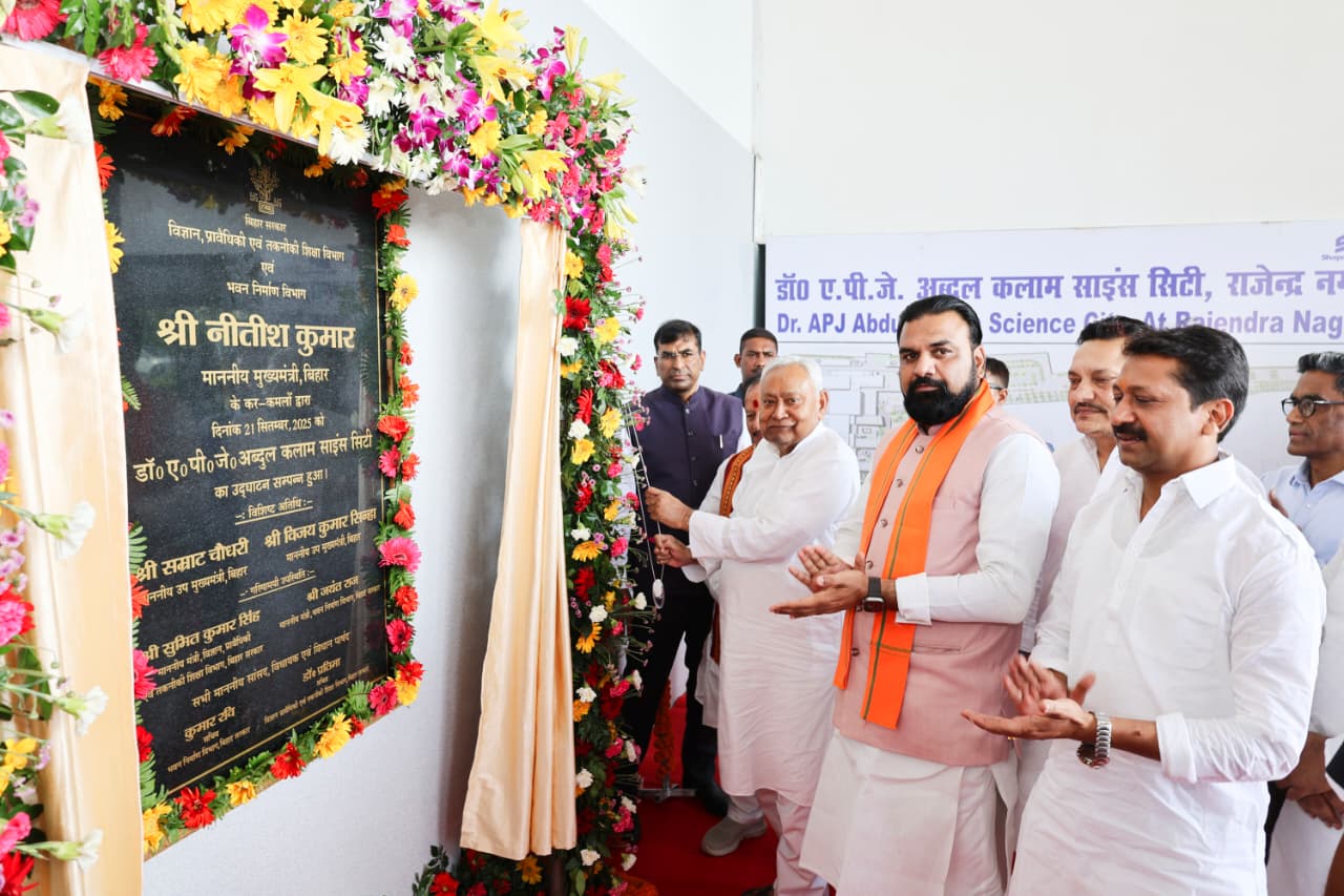 मुख्यमंत्री  एपीजे अब्दुल कमाल साइंस सीटी के उद्धाटन करते हुए