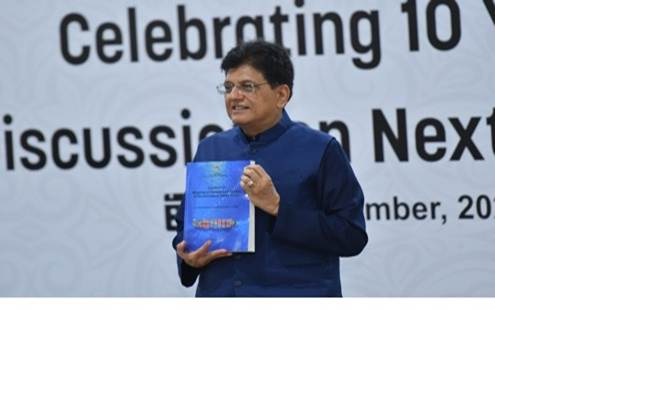 एचएसएन कोड के मानचित्रण पर मार्गदर्शन पुस्तक का विमोचन करते पीयूष गोयल