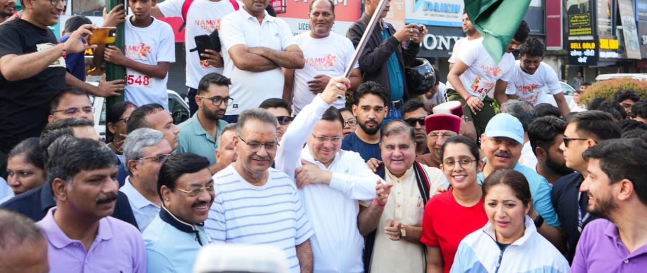 मुख्यमंत्री नमो युवा रन को फ्लैग ऑफ करते।