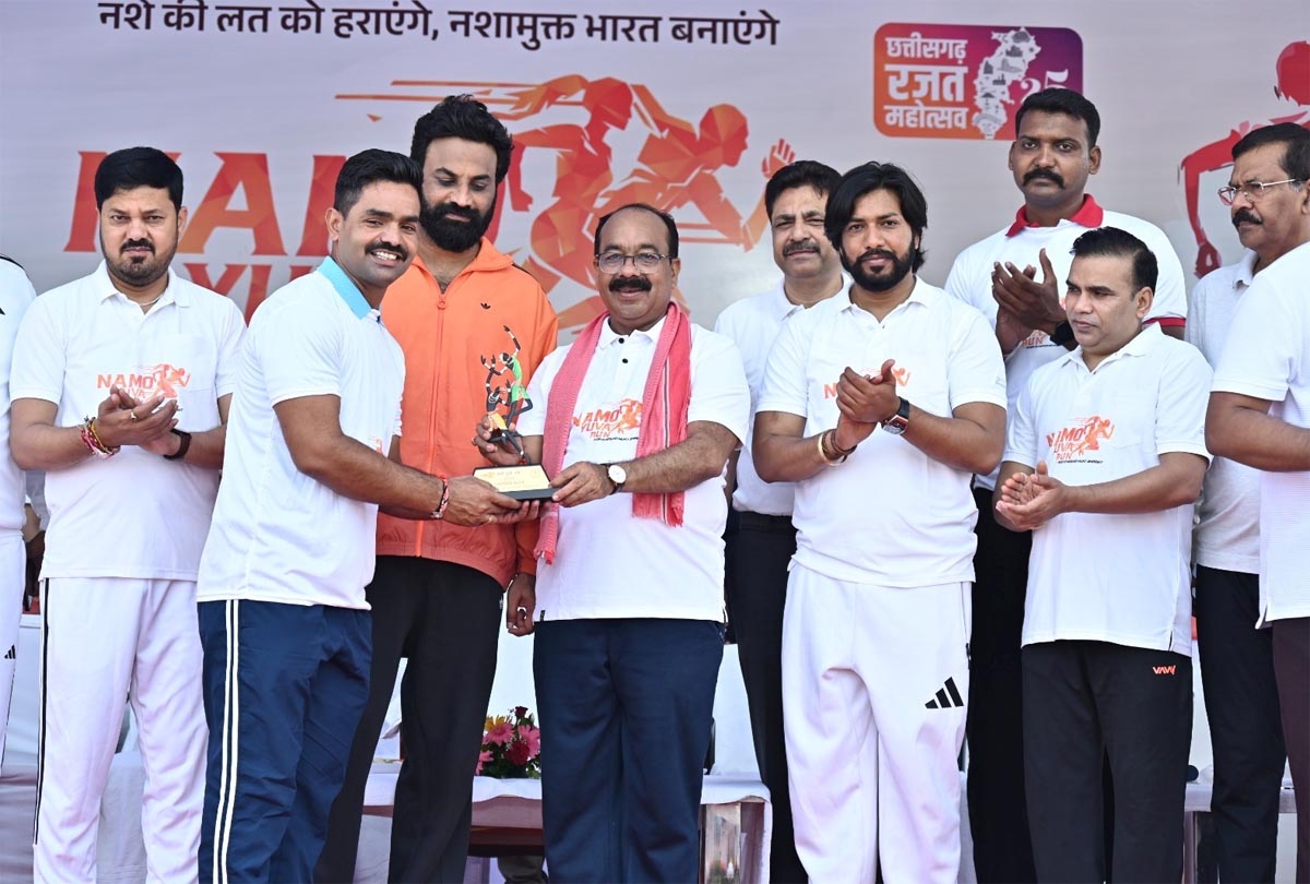 उपमुख्यमंत्री अरुण साव विजेता खिलाड़ियों को पुरस्कृत करते