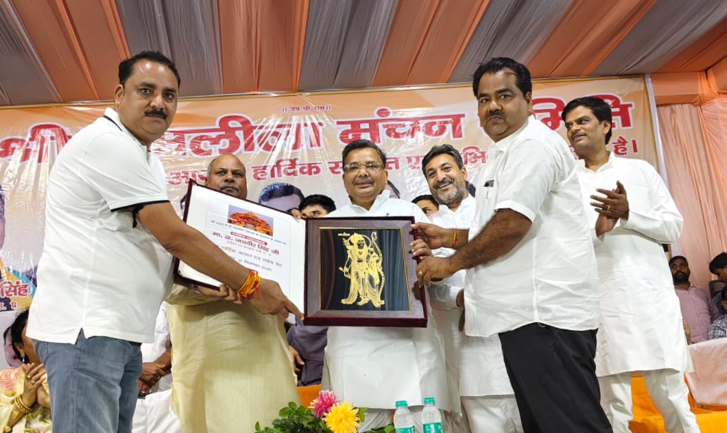पर्यटन मंत्री जयवीर सिंह का सम्मान करते पदाधिकारी