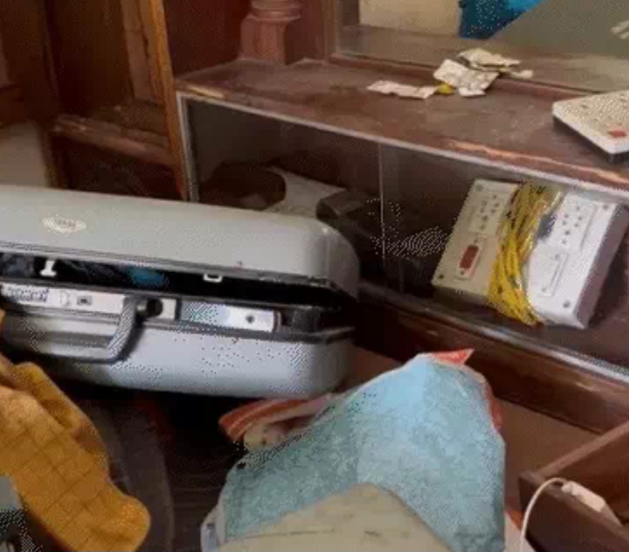 लूट की घटना के बाद घर में बिखरा सामान