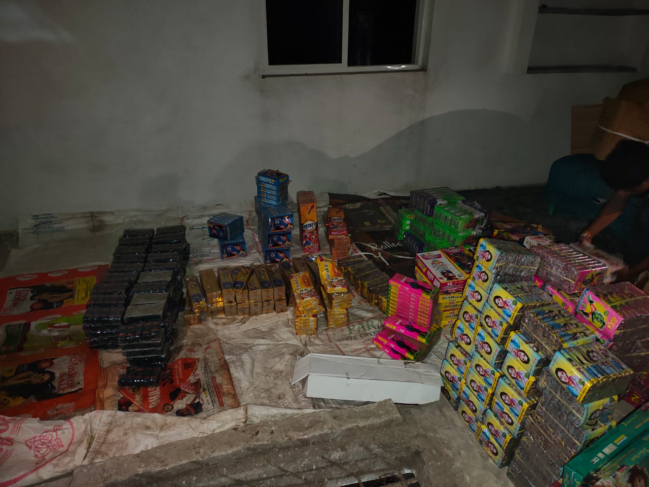 विस्फोटक सामग्री जब्त,केस दर्ज