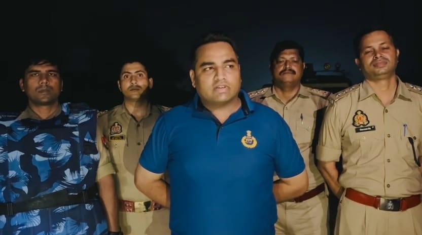 मुठभेड़ की जानकारी देते डीसीपी
