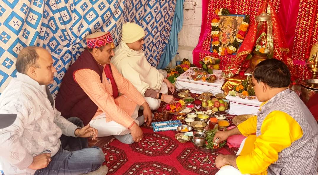 बदरीनाथ धाम में नवरात्रि पर घट स्थापित करते हुए रावल अमरनाथ नंबूदरी व अन्य।