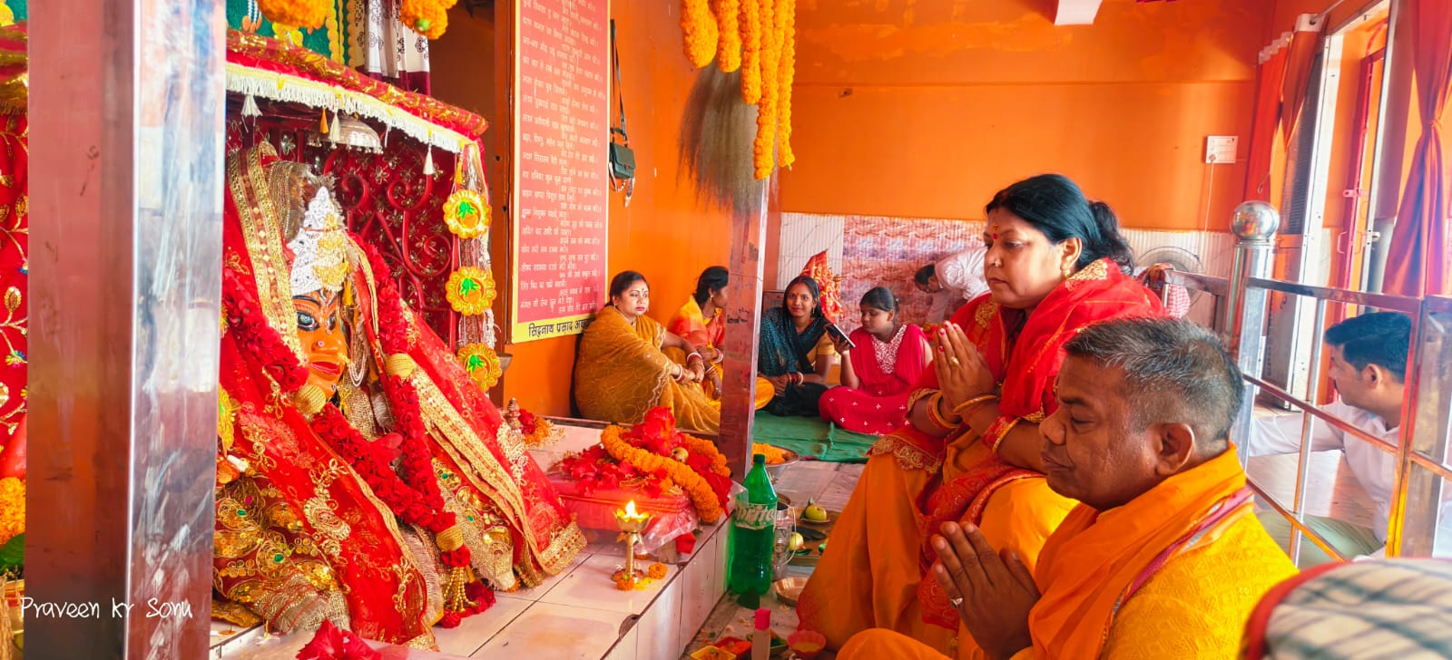 महामाया मंदिर में पूजा करते श्रद्धालु