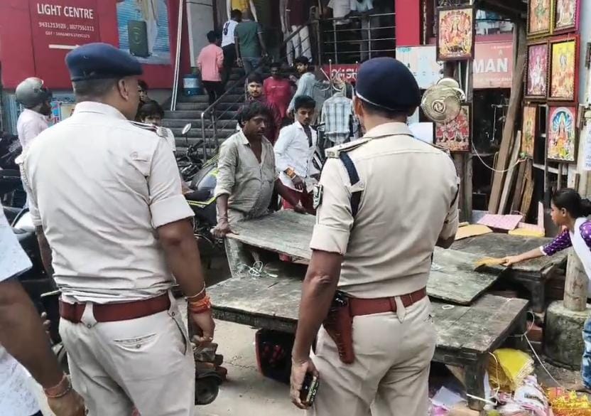 दुकान हटवाती पुलिस