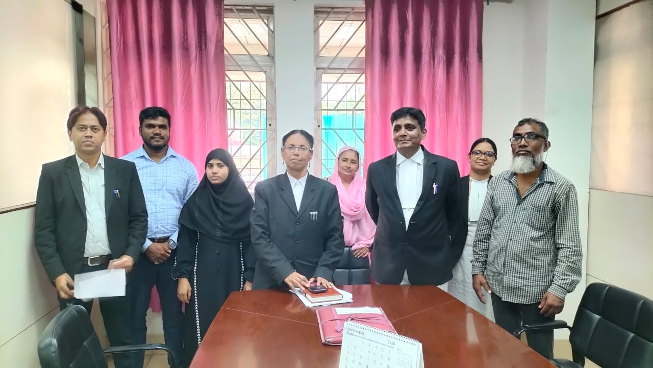 मध्‍यस्‍थता केंद्र में मौजूद दोनों पक्ष के लोग