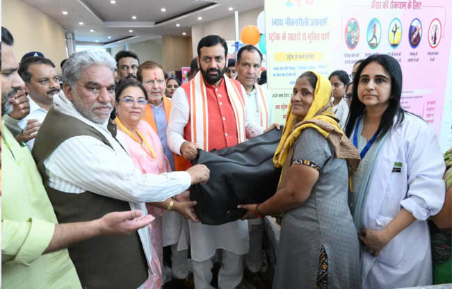 सोनीपत में मुख्यमंत्री नायब सिंह सैनी महिला सशक्तिकरण को सम्मनित करते हुए