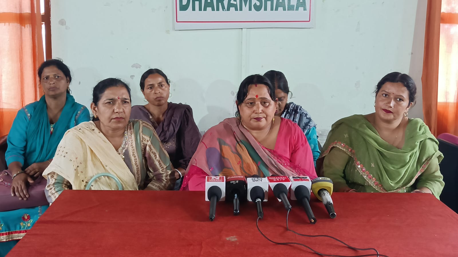पत्रकारों से बातचीत करती हुई आशा वर्कर्स संघ के पदाधिकारी।
