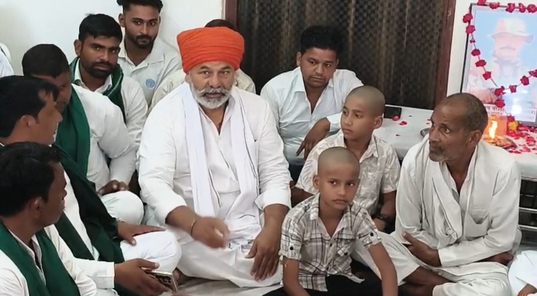 परिजनों से मिलते राकेश टिकैत