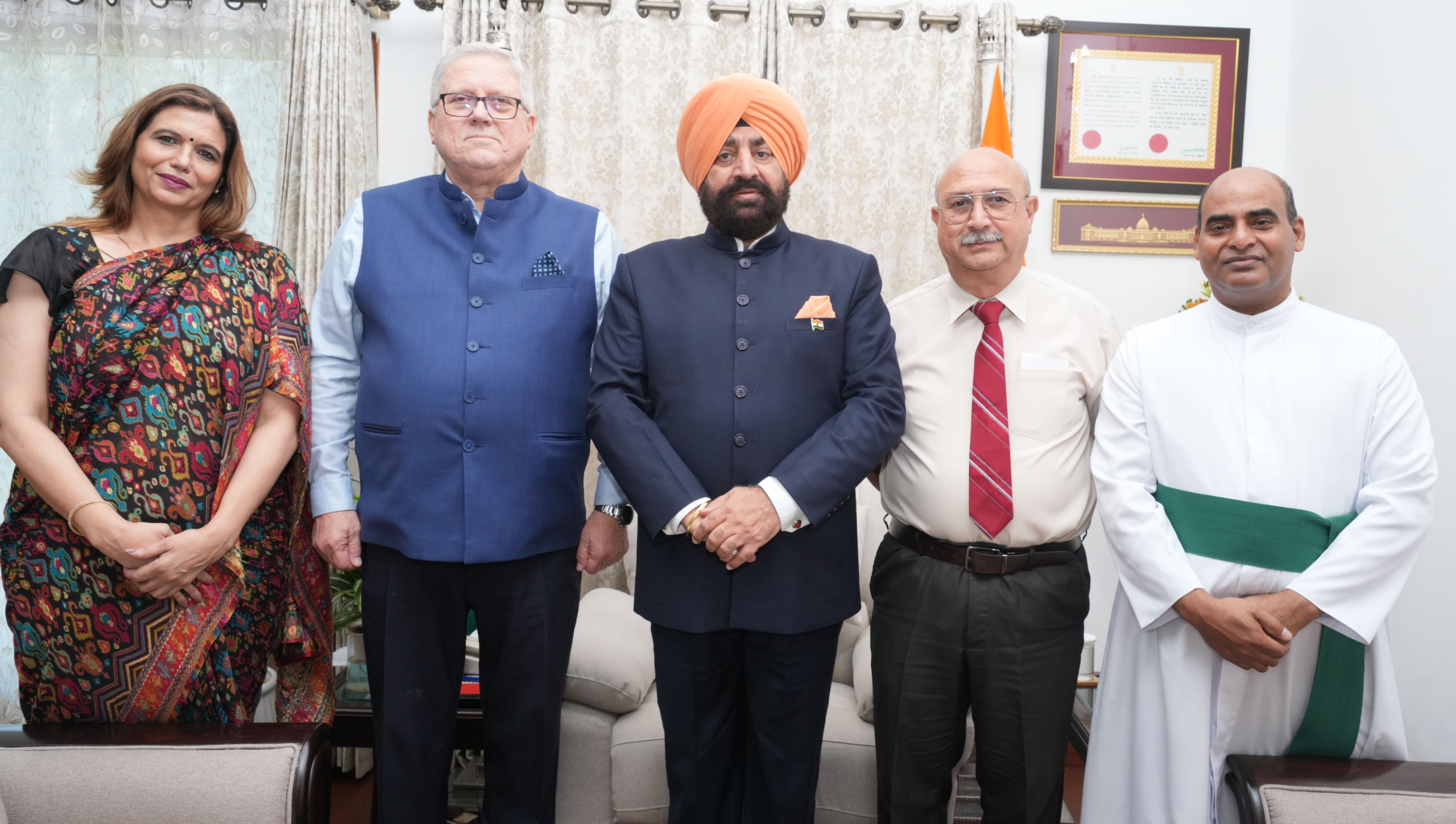 विभिन्न विद्यालयों के प्रतिनिधि मंडल राज्यपाल से भेंट करते।