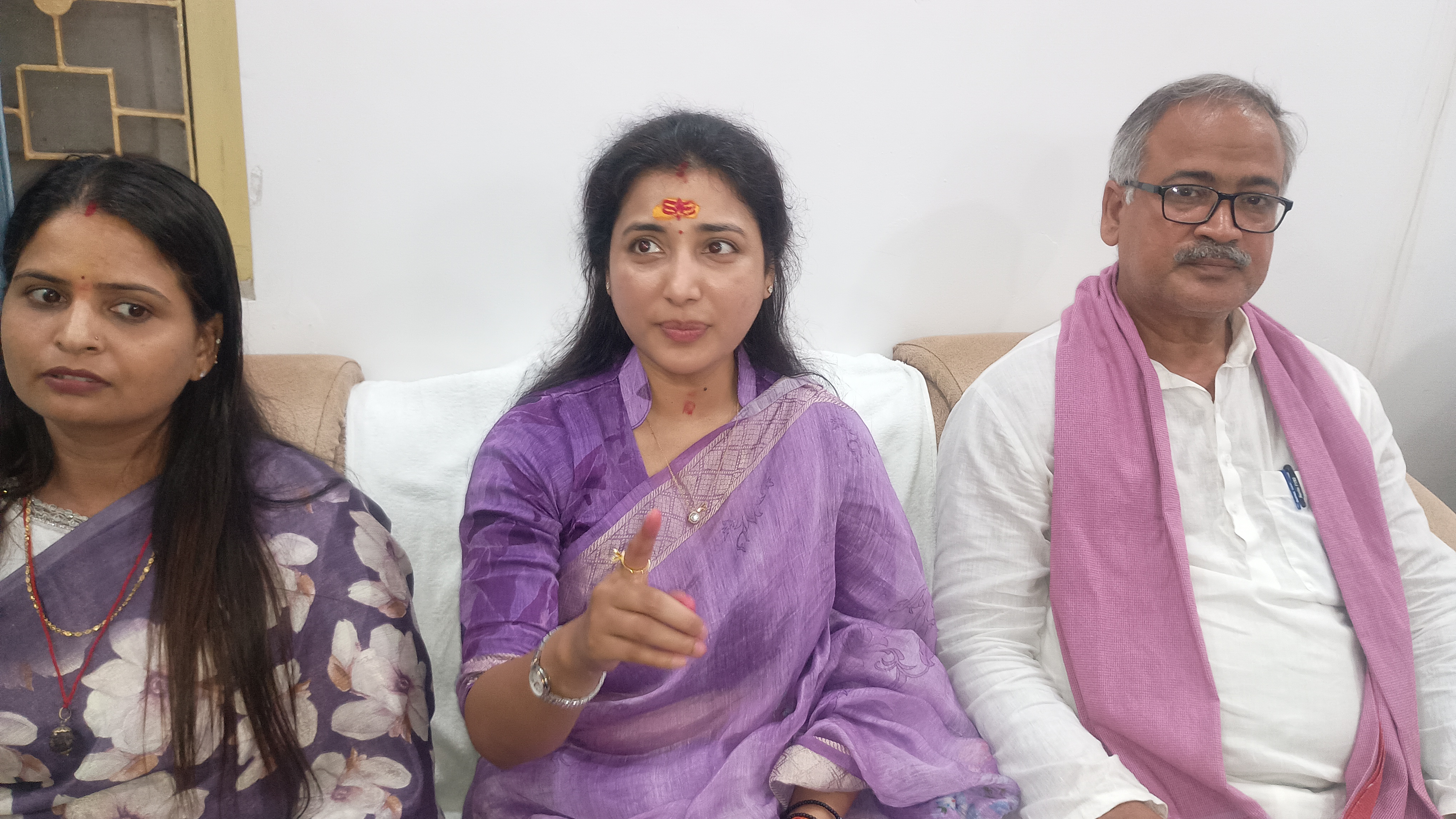पत्रकारों से बातचीत करते हुए सपा विधायक रागिनी सोनकर