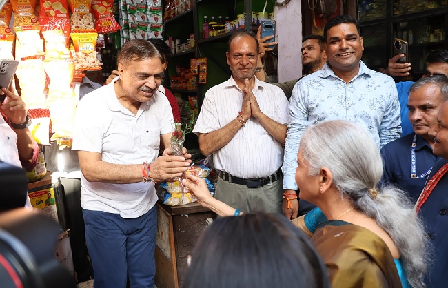 दिल्‍ली के लक्ष्‍मी नगर इलाके में जएसटी के क्रियान्वयन का जायजा लेते वित्‍त मंत्री