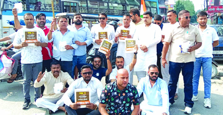 प्रदर्शन करते हुए युकां नेता