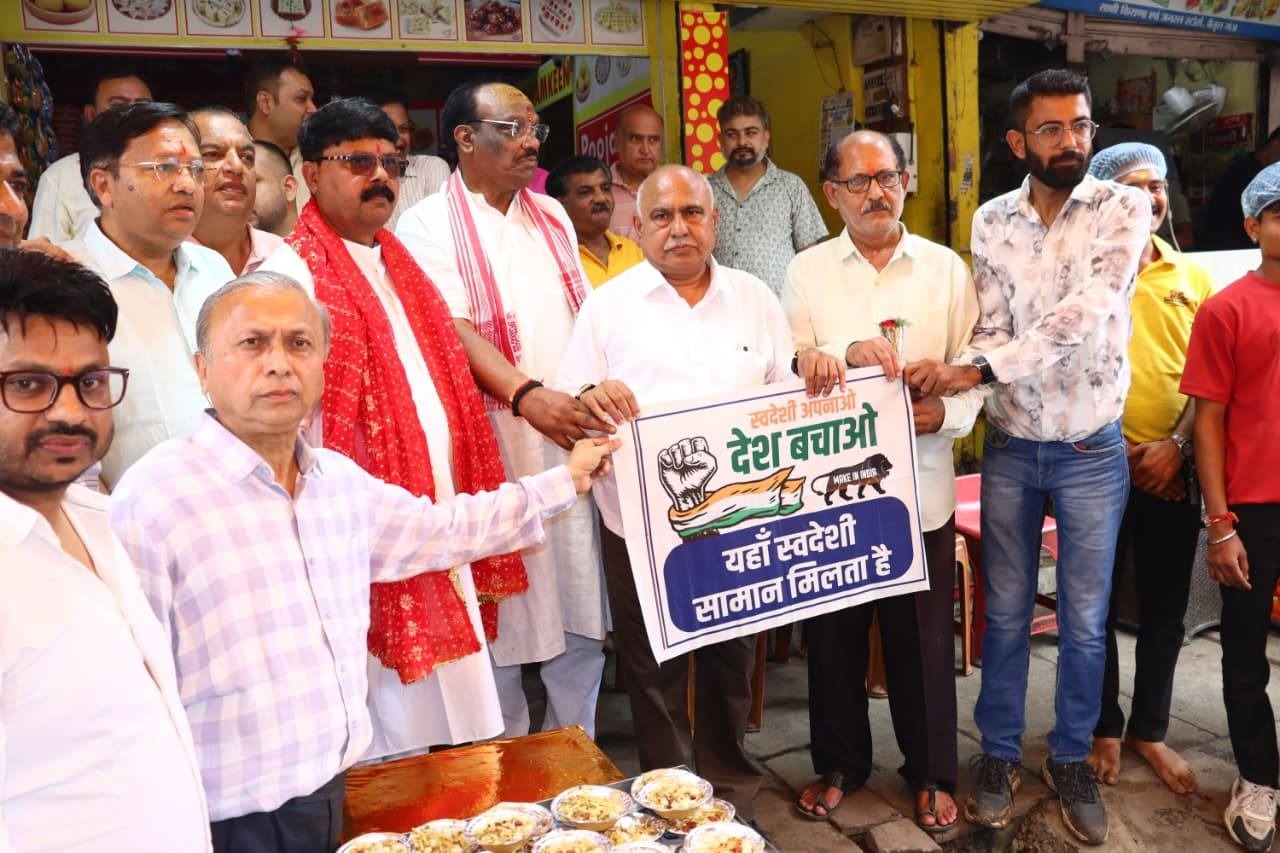 बीजेपी प्रदेश अध्यक्ष हेमंत खण्डेलवाल ने जीएसटी रिफॉर्म जन जागरण और स्वदेशी अभियान के अंतर्गत व्यापारी और ग्राहकों से की चर्चा