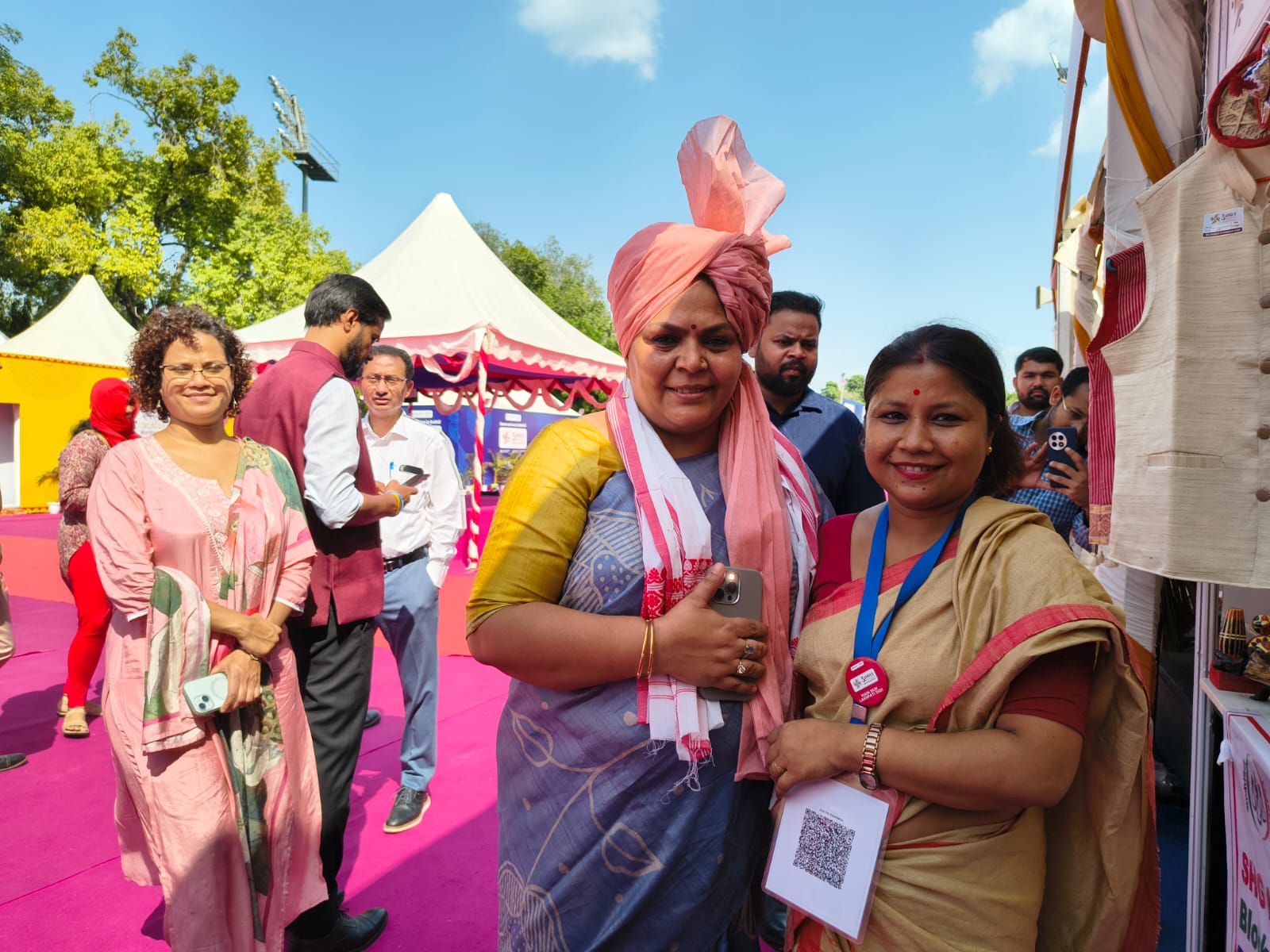 पलाश मेले में मंत्री दीपिका पांडेय सिंह