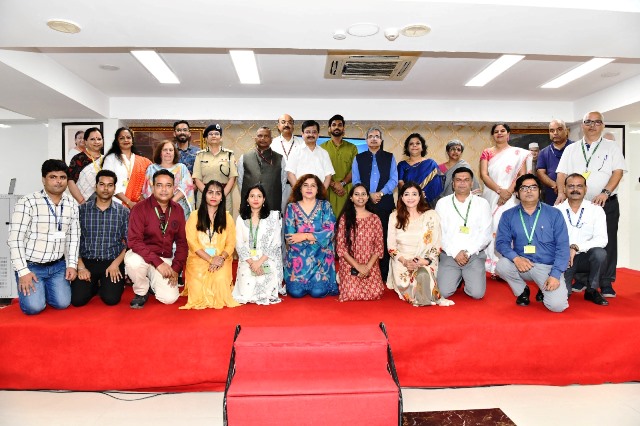 रेल भवन में आयोजित कार्यक्रम में रेलवे बोर्ड के अध्यक्ष एवं मुख्य कार्यकारी अधिकारी सतीश कुमार व अन्य