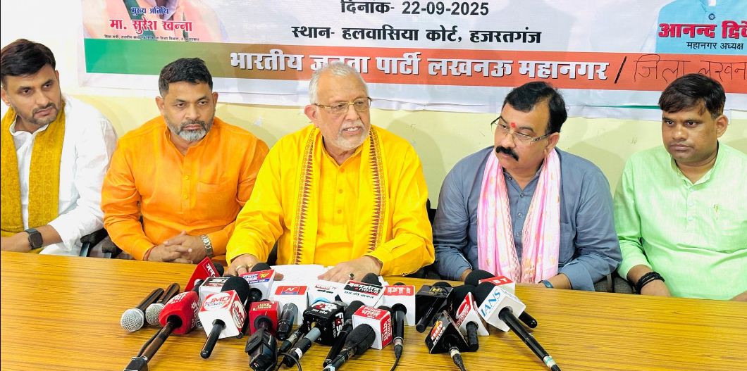 प्रेसवार्ता को संबोधित करते वित्त मंत्री सुरेश खन्ना