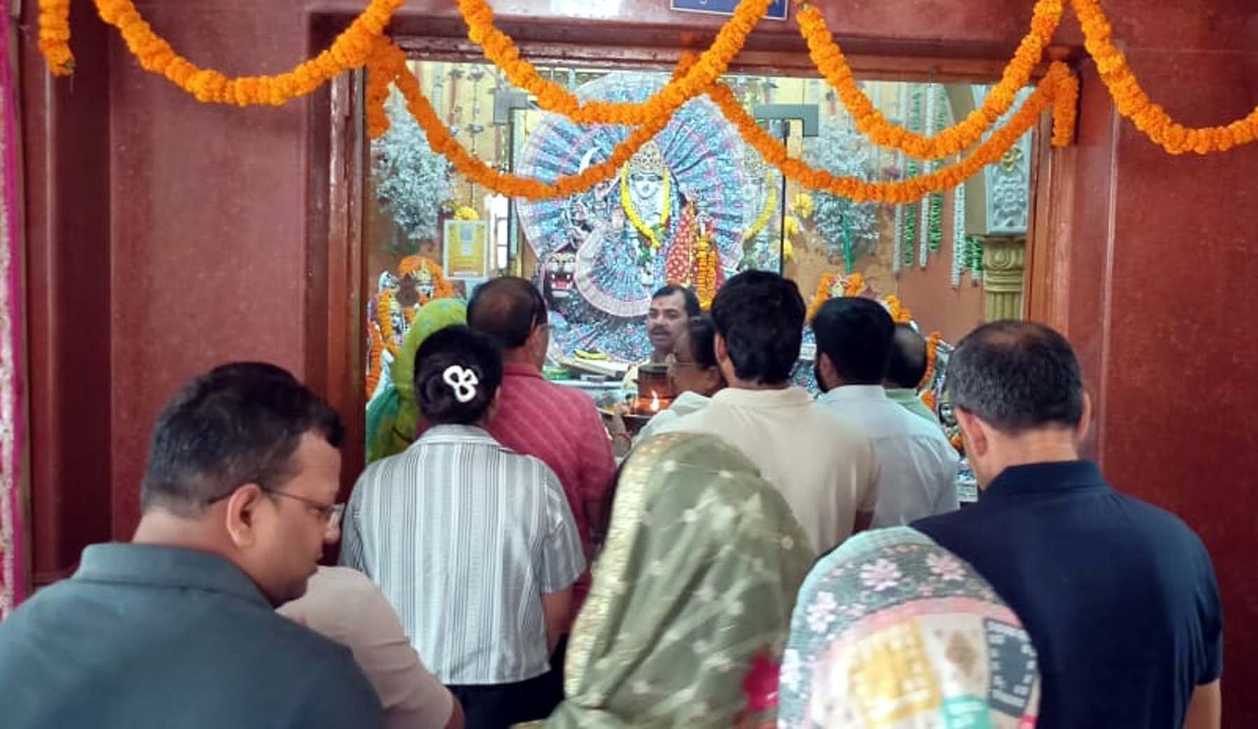 गुरुग्राम में पहले नवरात्र पर मंदिर में पूजा करने पहुंचे श्रद्धालु।