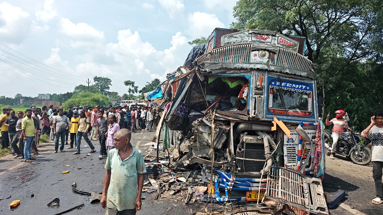 सड़क दुर्घटना में क्षतिग्रस्त वाहन