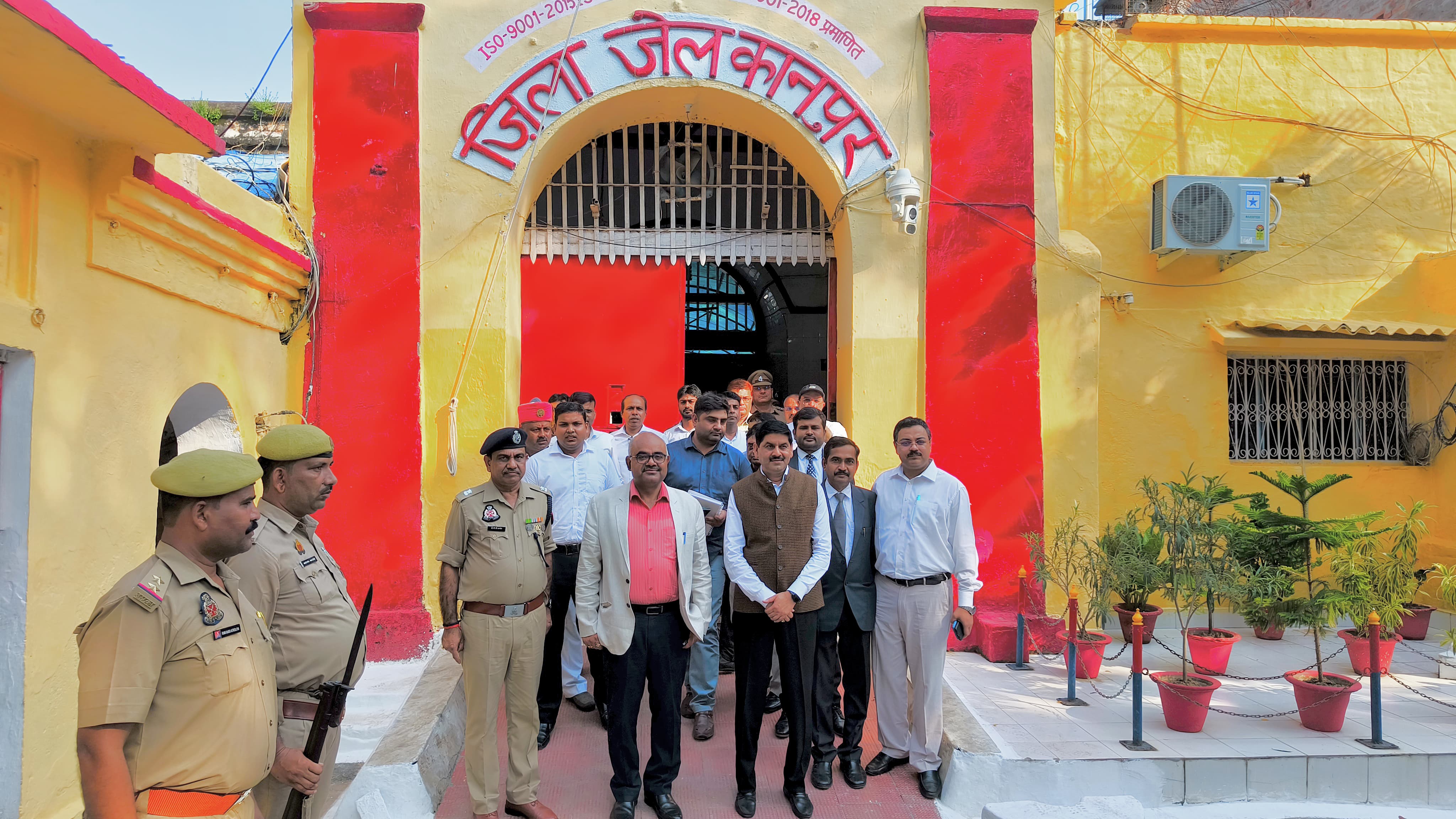 निरीक्षण के दौरान विजिटर्स का लिया गया छायाचित्र