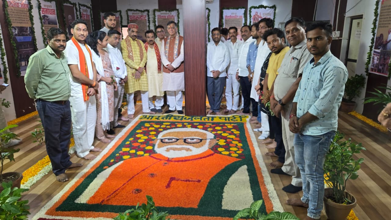 प्रदर्शनी का अवलोकन करते विधानसभा अध्यक्ष सतीश महाना