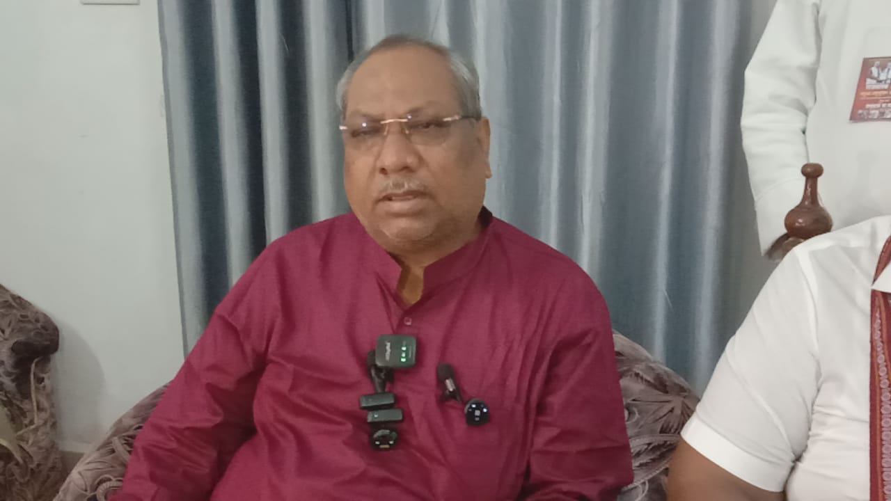 केबिनेट मंत्री डॉ संजय निषाद पत्रकारों से बातचीत करते हुए