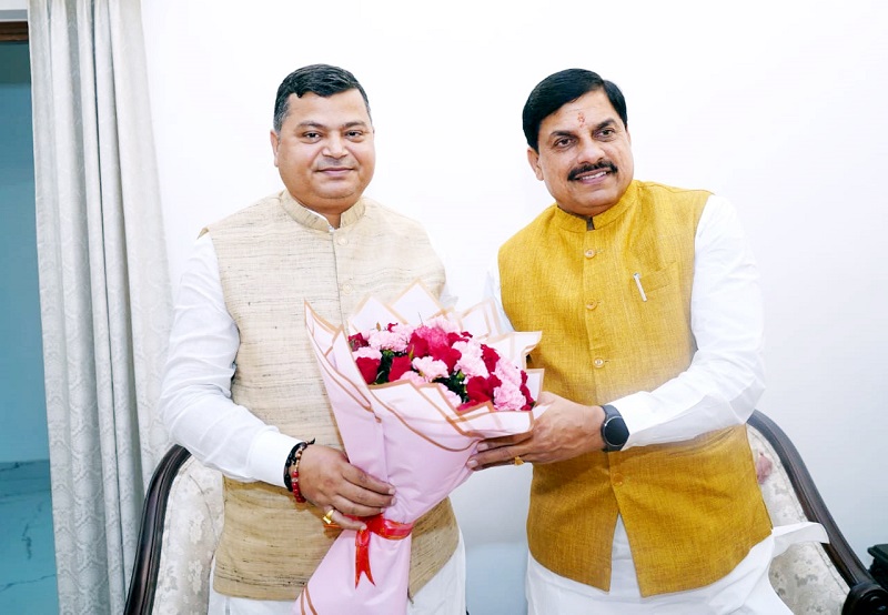 मप्र के मुख्यमंत्री ने नई दिल्ली में सॉलिसिटर जनरल और केंद्रीय मंत्री से मुलाकात