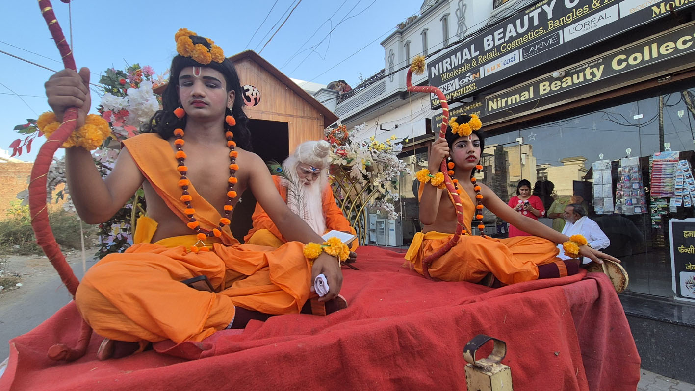 शोभायात्रा में श्री भारतीय कला केंद्र द्वारा निकाली गई सुंदर झांकी।