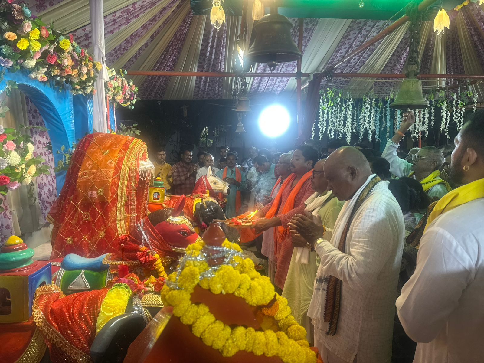 मां अंगारमोती मंदिर में जोत प्रज्जवलन के पूर्व पूजन करते हुए मंदिर समिति के सदस्य।